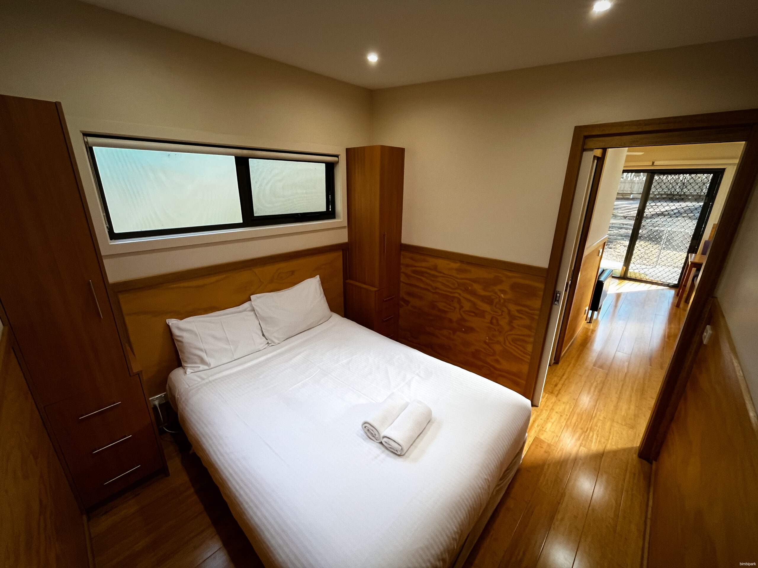 Standard Ensuite Cabin queen bed 5_enhanced_bimbipark